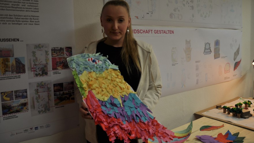 Schülerin mit Ausstellungsobjekt