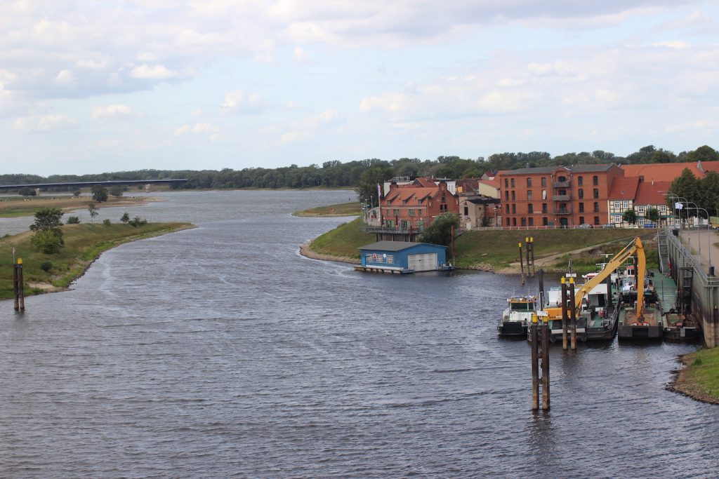 Blick aufs Kranhaus und den Hafen von Wittenberge