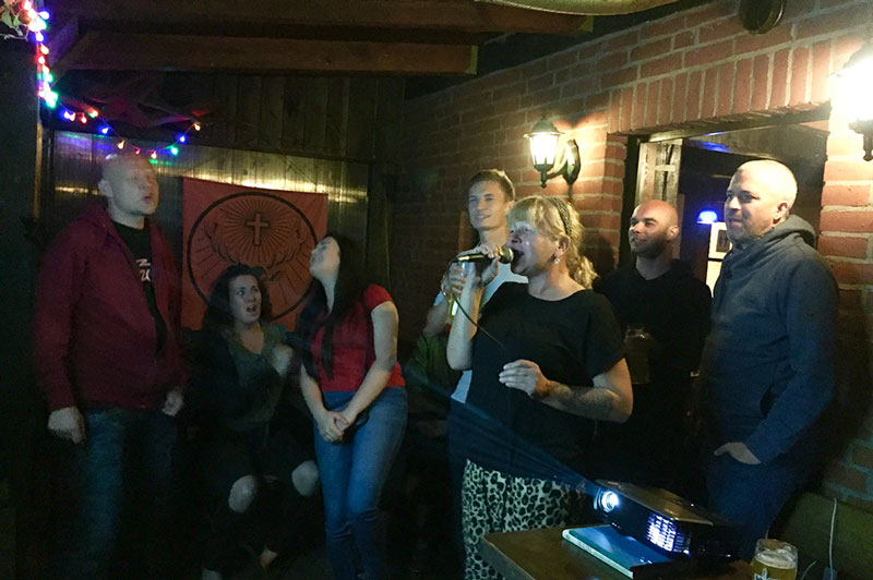 Alle am Karaoke-Singen